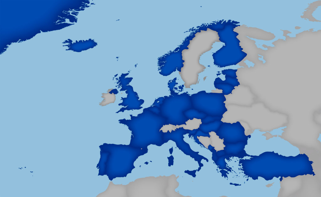 Kartassa näkyvät tummansinisellä Naton jäsenmaat. Kartan keskellä on Atlantin valtameri. 