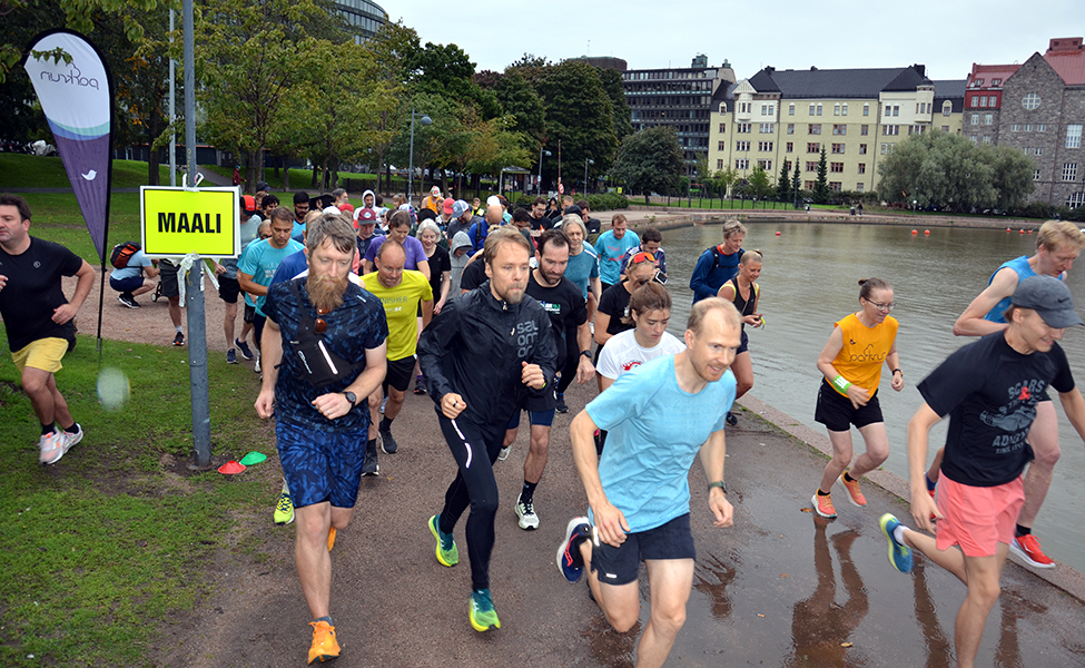 Juoksijat lähtevät viiden kilometrin matkalle. Sekä lähtö että maali ovat samassa paikassa Tokoin rannassa, Helsingin Hakaniemessä.