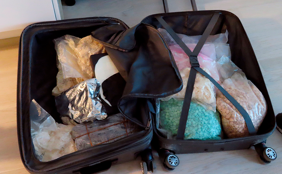 Poliisi takavarikoi yli 350 kiloa huumeita, jotka ruotsalainen rikollisjengi Dödspatrullen salakuljetti Suomeen. Kuvassa on poliisin takavarikoima matkalaukku, joka on täynnä huumausaineita ja tabletteja.