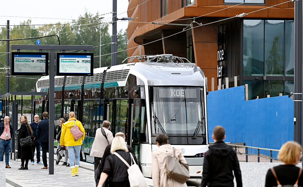 Pikaratikka kuvattiin syyskuussa Espoossa. Liikennöinti alkaa ensi viikonloppuna.
