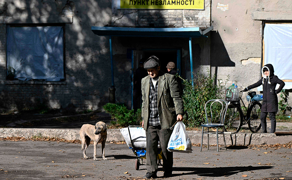 84-vuotias Anatolii nouti ruokaa Tšasiv Jarissa Donetskin alueella.