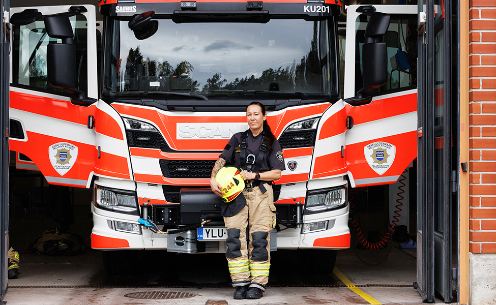 Sari Rautiala valmistui palomieheksi vuonna 1995. Kuvassa hän on työpaikallaan Vantaalla.