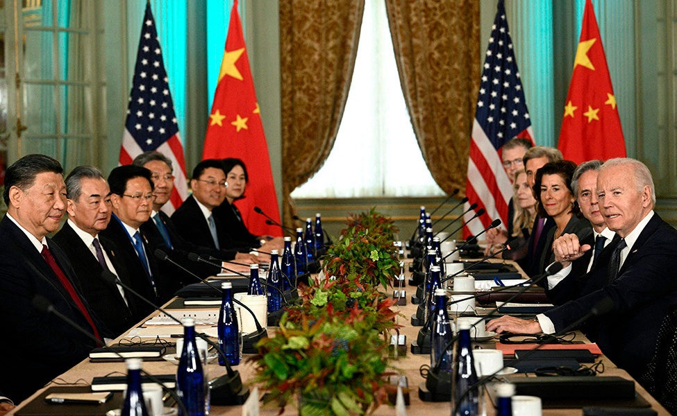Kiinan ja Yhdysvaltojen johtajat tapasivat vihdoin. Kiinan presidentti Xi Jinping istuu edessä vasemmalla ja Yhdysvaltain presidentti Joe Biden oikealla.