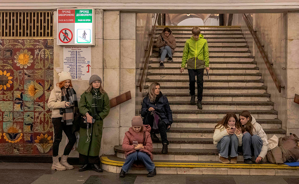 Ukrainalaiset ovat paenneet metroasemalle Venäjän drooni-iskuja Kiovassa 25. marraskuuta.