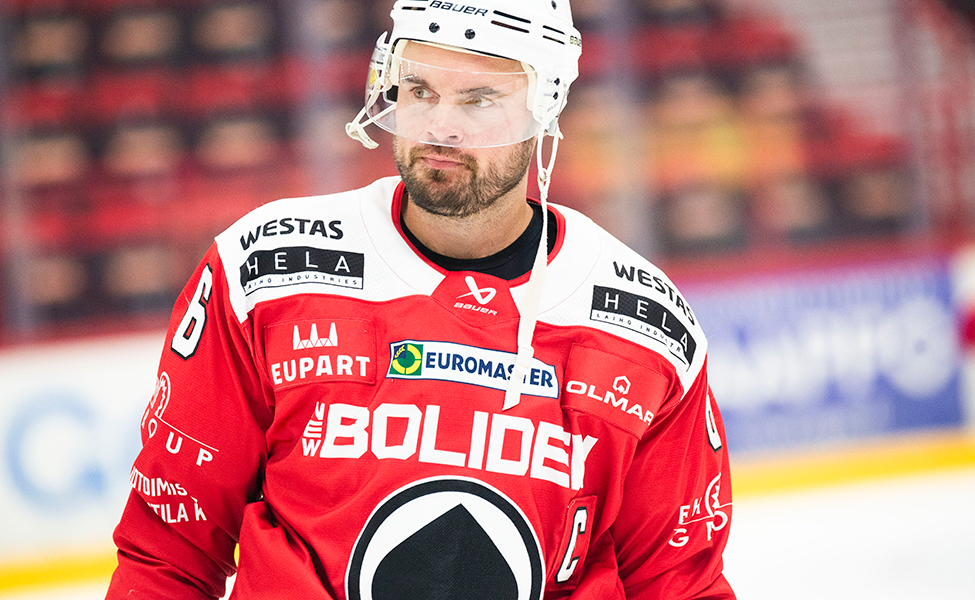 Jesse Joensuu 36-vuotias porilainen jääkiekkoilija. Hän on pelannut 129 NHL-ottelua ja 349 KHL-ottelua. Joensuu on edustanut Leijonia kaksi kertaa MM-kisoissa. Suomen jääkiekkoliigassa hän on pelannut vain Ässissä.