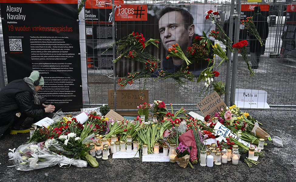 Aleksei Navalnyi kuoli 47-vuotiaana 16.2. Kuvassa on kukkia ja kynttilöitä, joita ihmiset ovat tuoneet Navalnyin muistoksi Helsingin Kansalaistorilla.