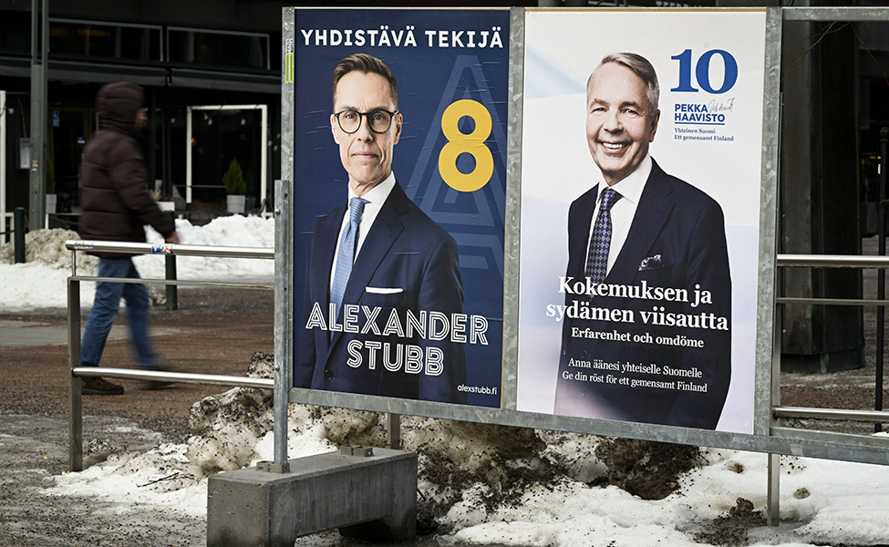 Presidentinvaalien toisen kierroksen ehdokkaiden vaalimainokset Helsingissä 30. tammikuuta. Alexander Stubbin mainos vasemmalla ja Pekka Haaviston oikealla.