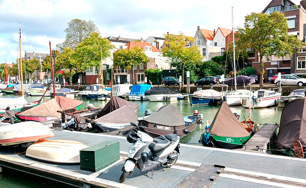 Hollannissa on paljon vanhoja taloja sekä kanavia, joita pitkin voi liikkua veneillä.