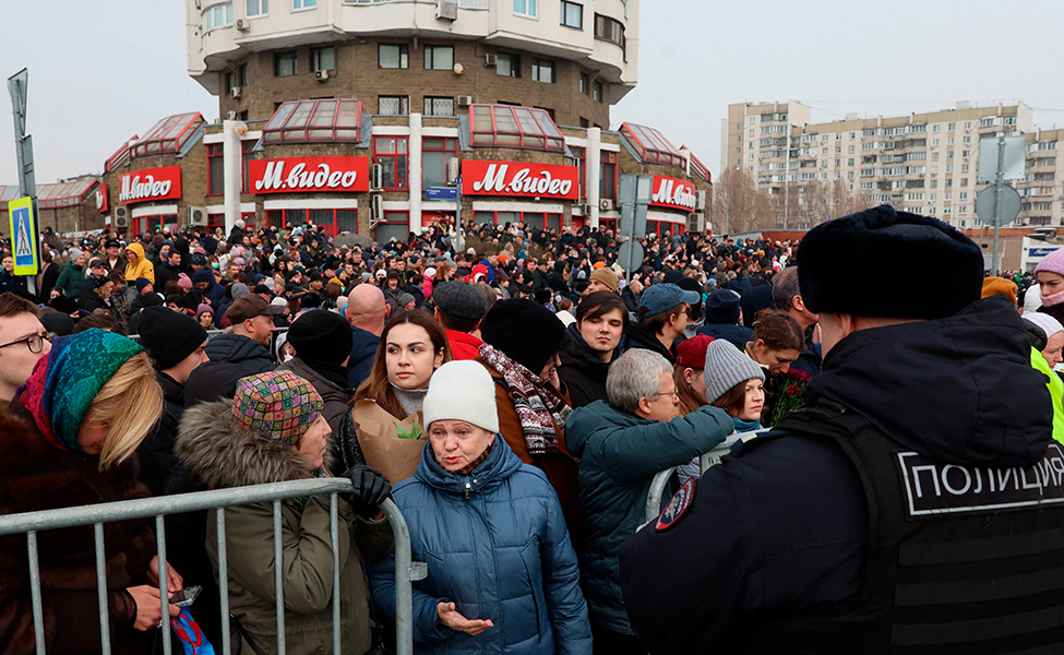 Suuri joukko ihmisiä kokoontui hautausmaan porteille Aleksei Navalnyin hautajaispäivänä 1. maaliskuuta.