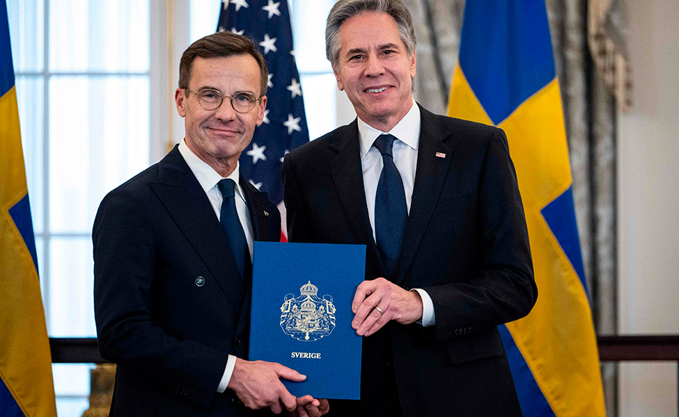 Yhdysvaltojen ulkoministeri Anthony Blinken (oikealla) sai Naton liittymisasiakirjat Ruotsin pääministeriltä Ulf Kristerssonilta 7.3.