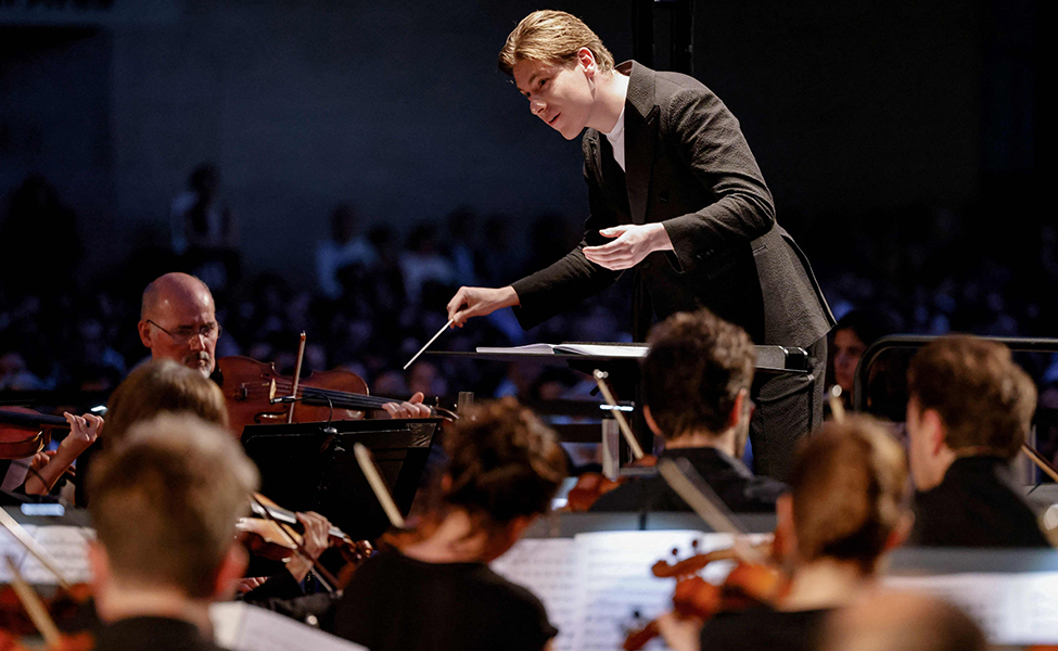 Klaus Mäkelä johti Pariisin sinfoniaorkesterin konserttia vuonna 2022.