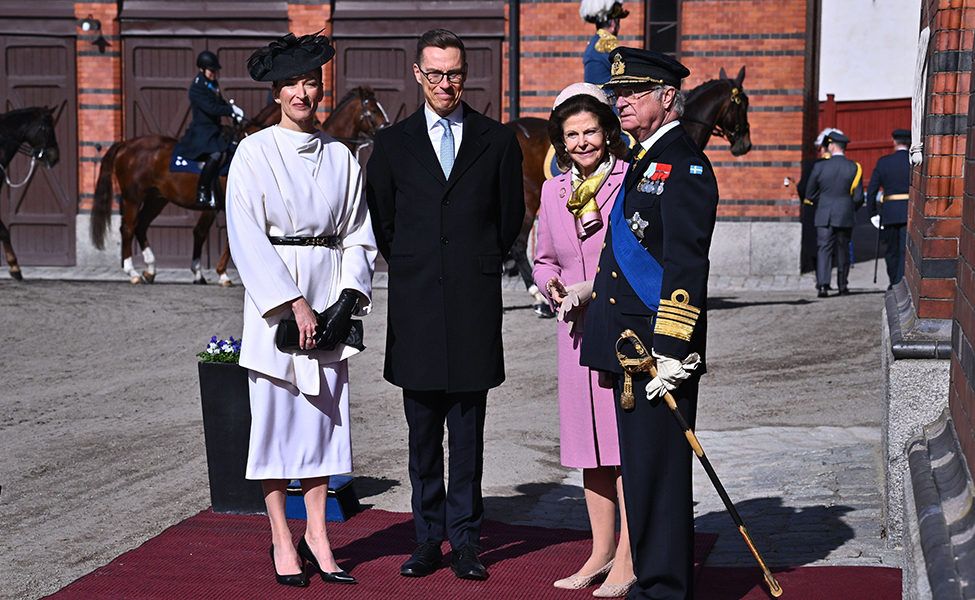 Presidentti Alexander Stubb ja hänen vaimonsa Suzanne Innes-Stubb sekä Ruotsin kuningas Kaarle Kustaa ja kuningatar Silvia kuninkaallisilla talleilla.