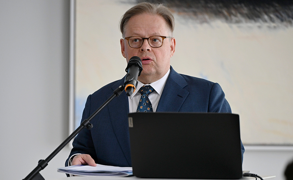 Pormestari Juhana Vartiainen Helsingin kaupungin tiedotustilaisuudessa 13. toukokuuta.