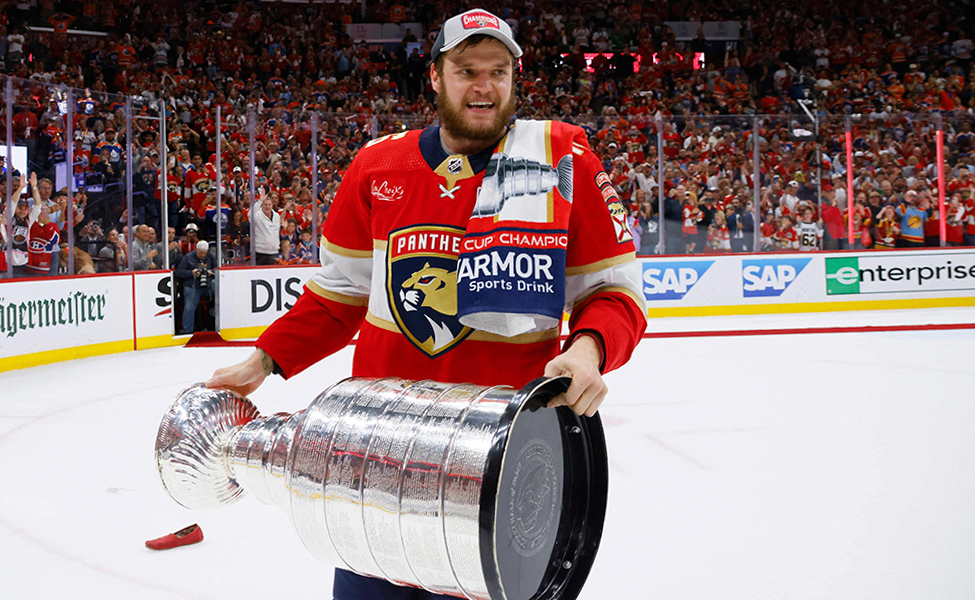 Aleksander Barkov pitelee Stanley Cup -pokaalia. Florida Panthers voitti Stanley Cupin eli ammattilaissarja NHL:n mestruuden kesällä 2024.