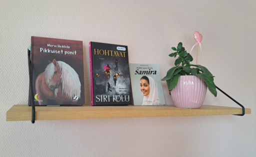 Hyllyssä on Pikkuiset ponit-, Hohtavat- ja Kaikki sujuu hyvin, Samira -selkokirjat sekä huonekasvi.