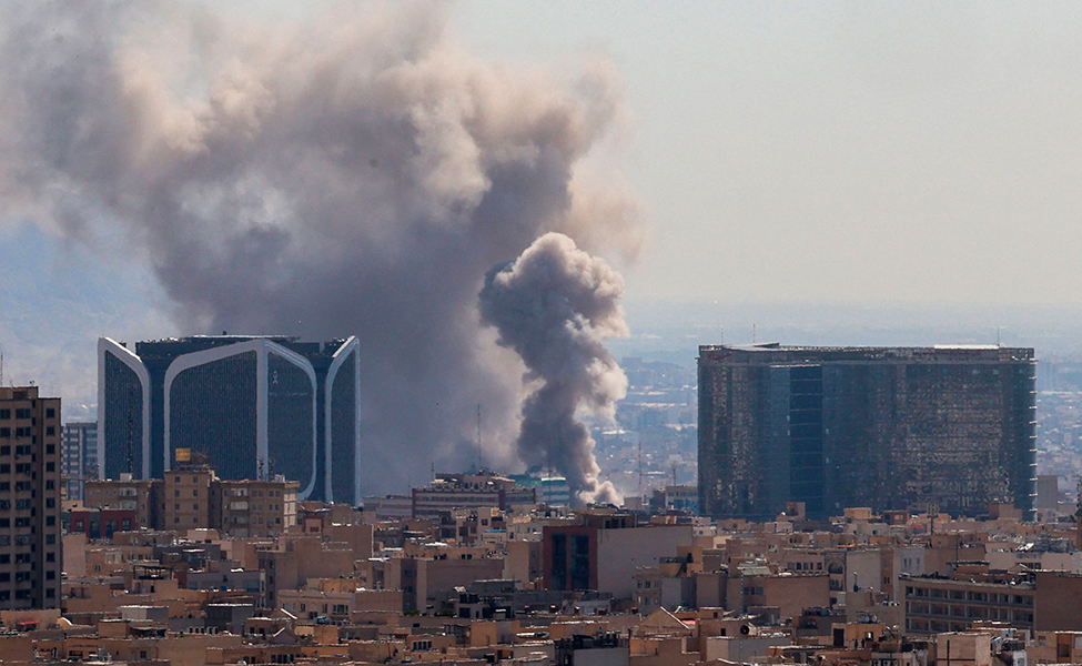 Savupilvi nousi taivaalle Iranin pääkaupungissa Teheranissa 1. maaliskuuta, kun USA ja Israel iskivät kaupunkiin.