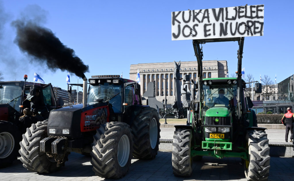 Maanviljelijät osoittivat mieltään Eduskuntatalon edessä.