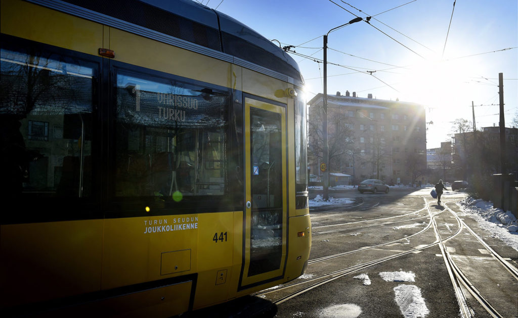 Raitiotietä eli ratikkaa on suunniteltu Turkuun jo monta vuotta. Ratikka alkaa liikennöidä Turussa ehkä vuonna 2033.