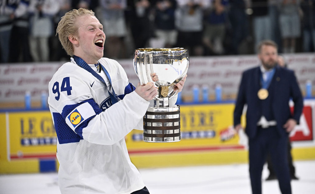 Suomen maalintekijä Konsta Helenius ja voittopokaali. Oikealla Suomen valmentaja Antti Pennanen.